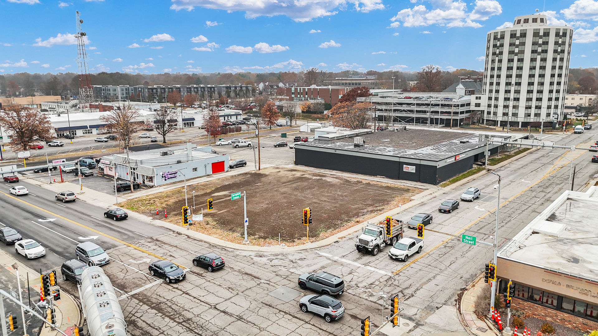 401 South Neil Street Champaign, IL 61820 - Photo 7 of 8 a view of a terrace
