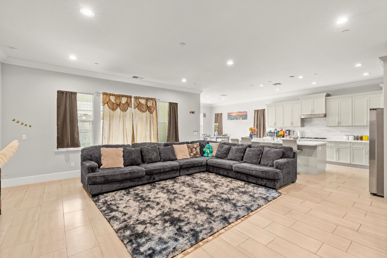 2826 Cameo Street Lodi, CA 95242 - Photo 28 of 52 a living room with furniture and a large window