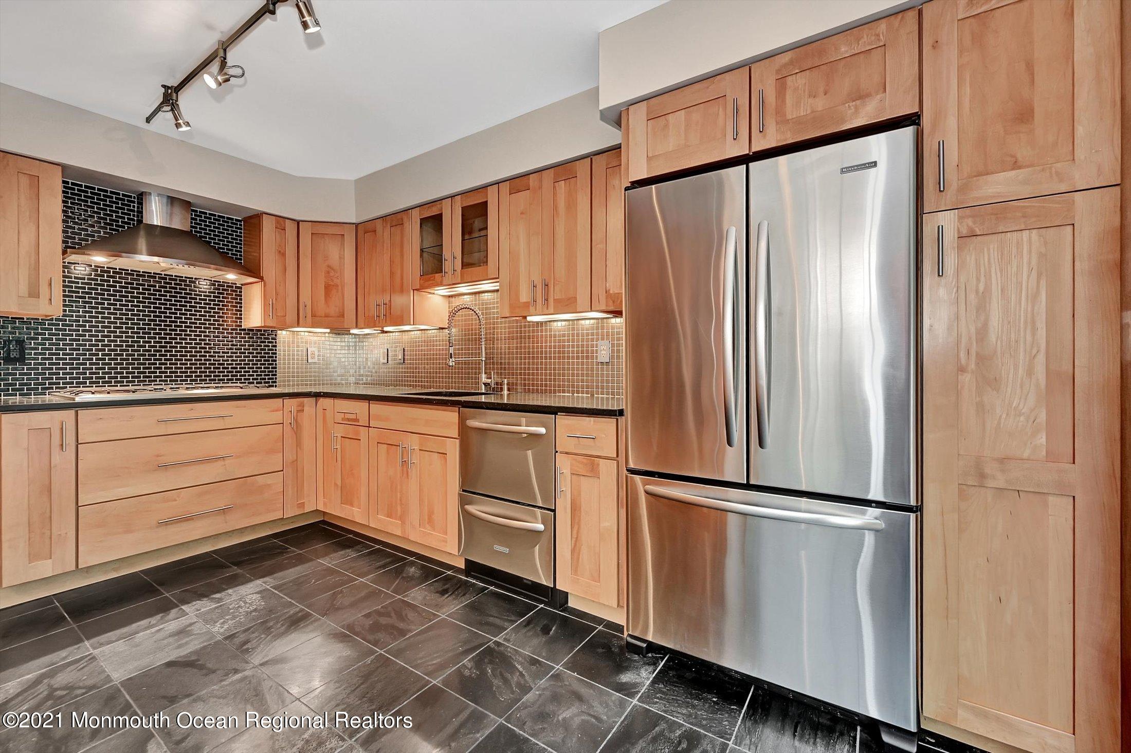 42 Alpine Road, Unit 163 Holmdel, NJ 07733 - Photo 13 of 33 15-Kitchen