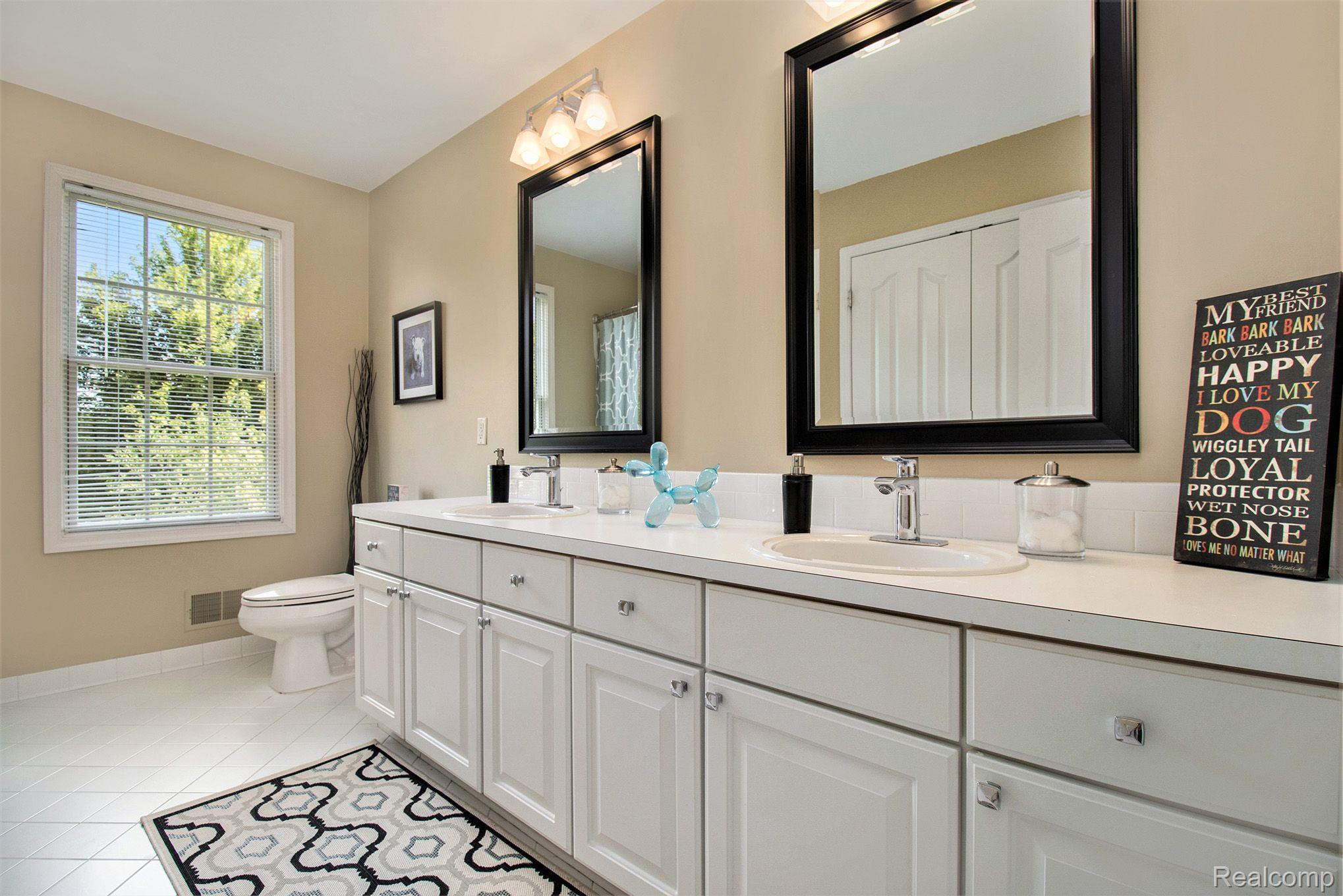 1034 Miners Run Rochester, MI 48306 - Photo 29 of 44 Spacious Full Bath with Two Sinks and Tub