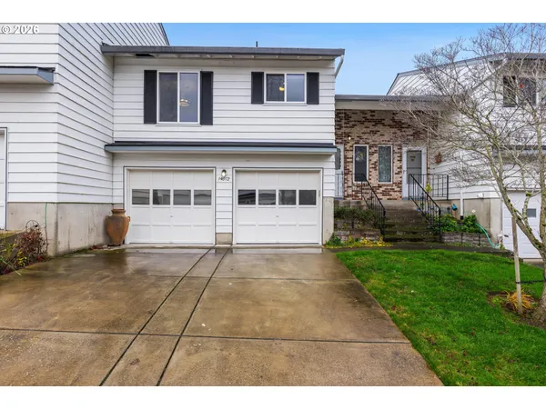 a view of a house with backyard and garden