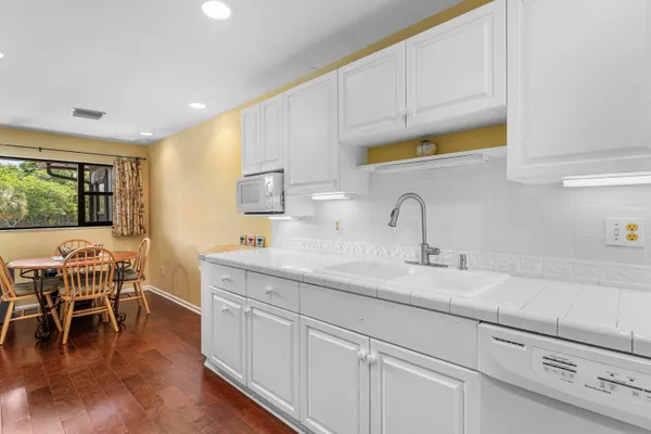 $715,000 | 13329 Polo Club Road, Unit 206, Wellington, FL 33414