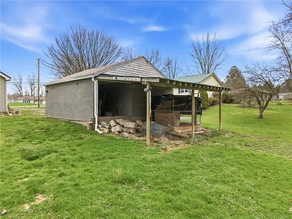 a view of a house with backyard