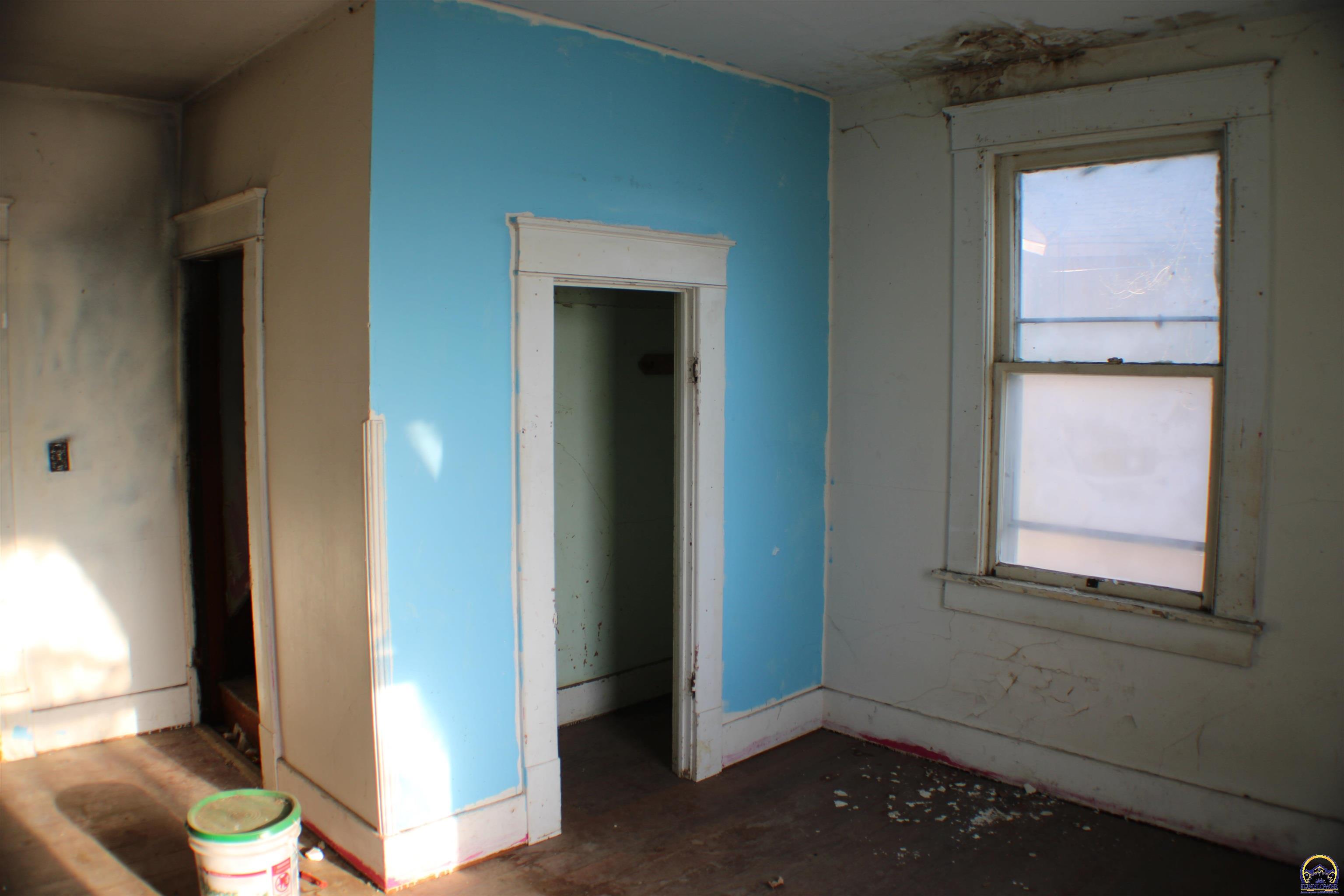 217 Southwest Tyler Street Topeka, KS 66603 - Photo 11 of 21