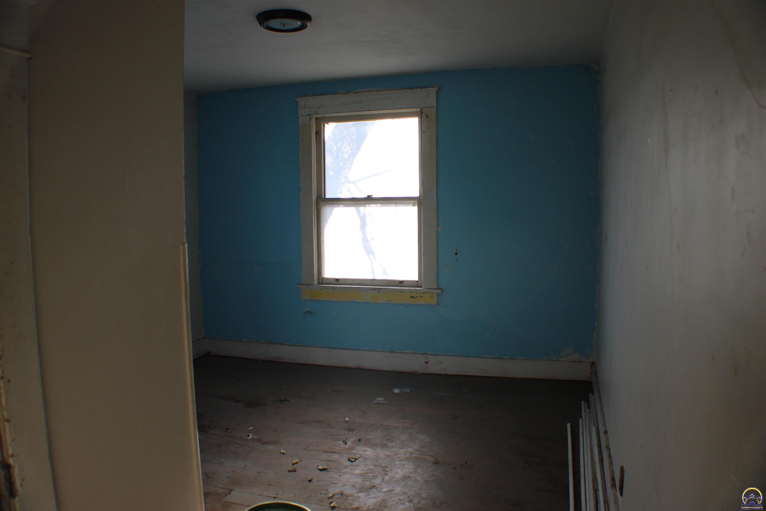 217 Southwest Tyler Street Topeka, KS 66603 - Photo 12 of 21