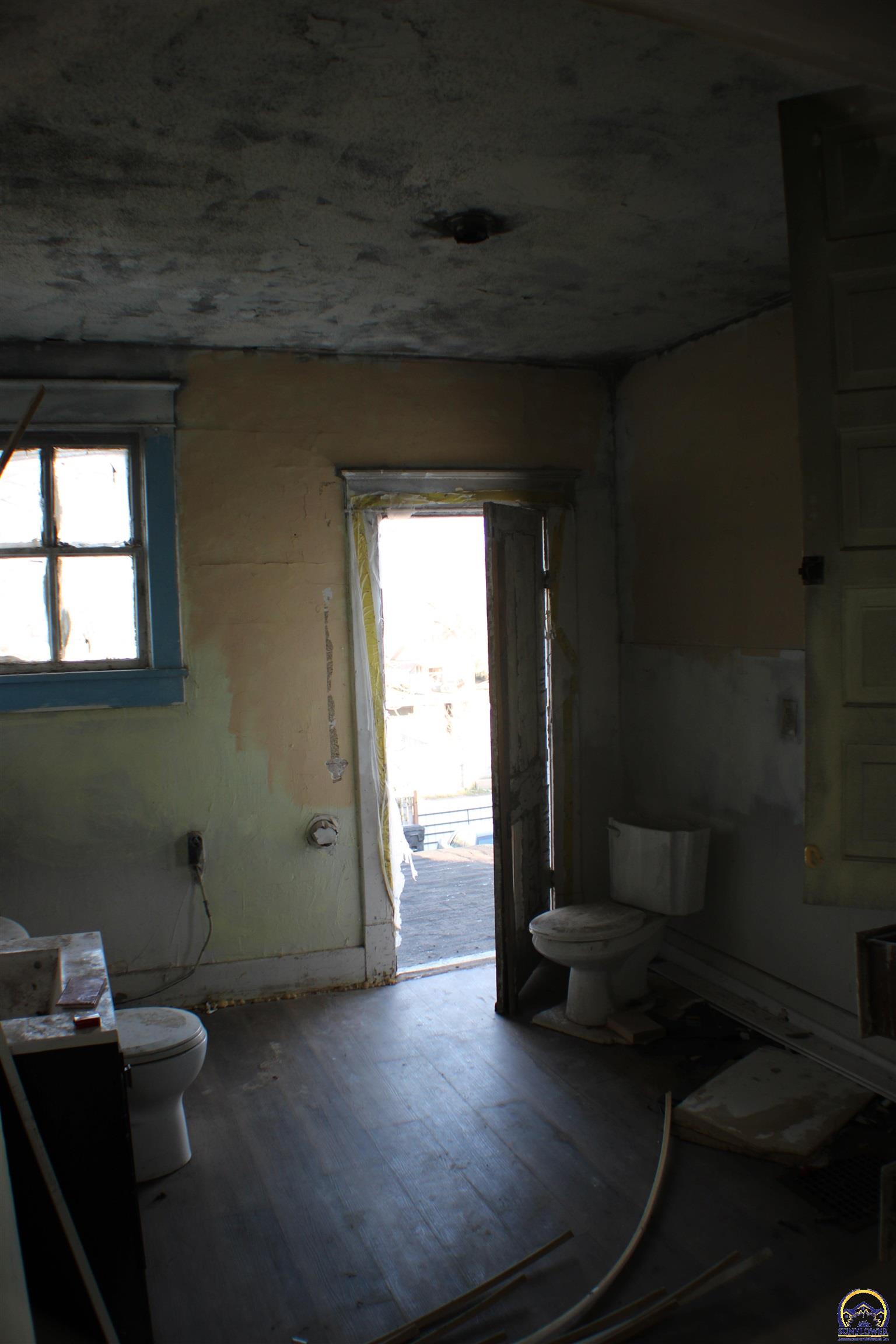 217 Southwest Tyler Street Topeka, KS 66603 - Photo 14 of 21