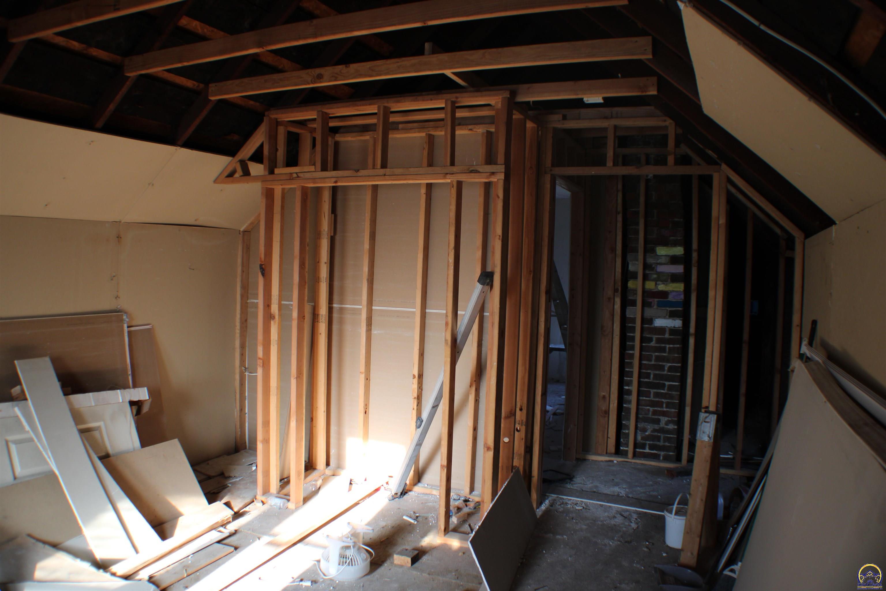 217 Southwest Tyler Street Topeka, KS 66603 - Photo 3 of 21