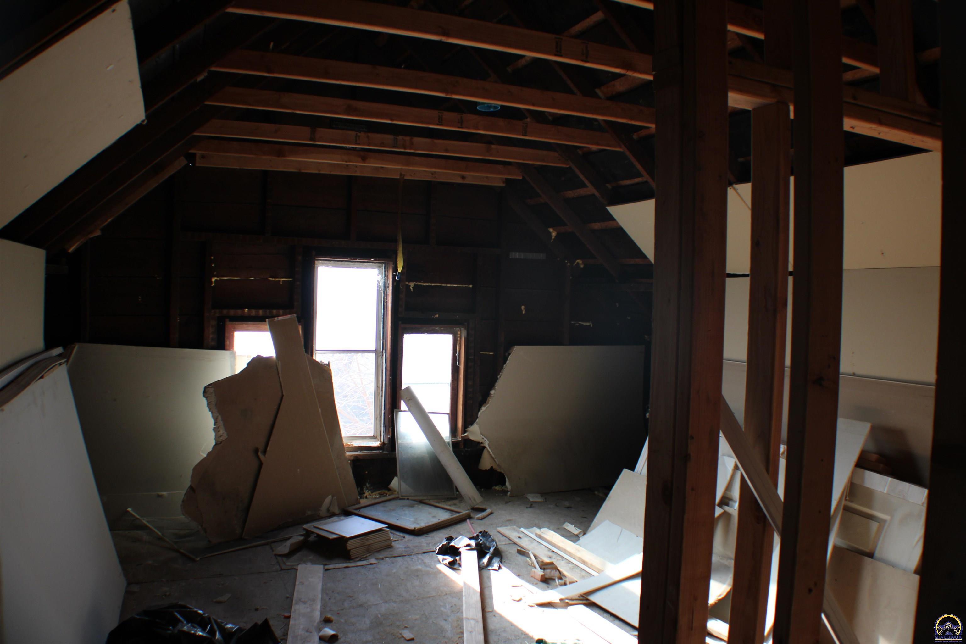 217 Southwest Tyler Street Topeka, KS 66603 - Photo 5 of 21