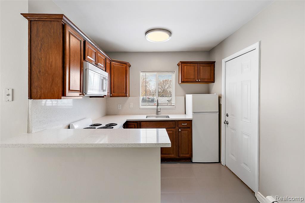 307 Ladd Road, Unit 2 Walled Lake, MI 48390 - Photo 5 of 10