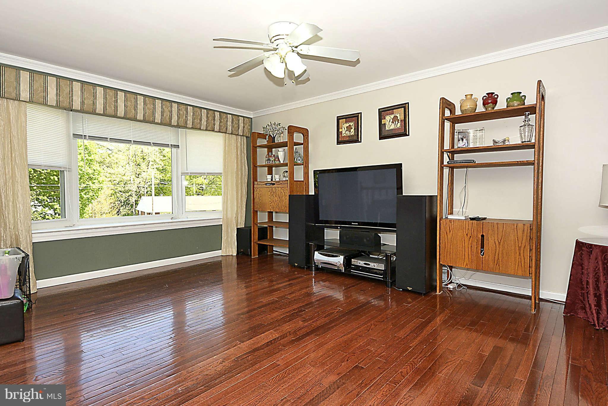 5649 Inverchapel Road Springfield, VA 22151 - Photo 3 of 20 Living Room