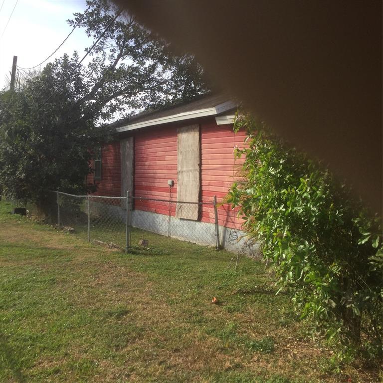 302 3rd Street Moore Haven, FL 33471 - Photo 3 of 4 a backyard of a house with lots of green space and fountain