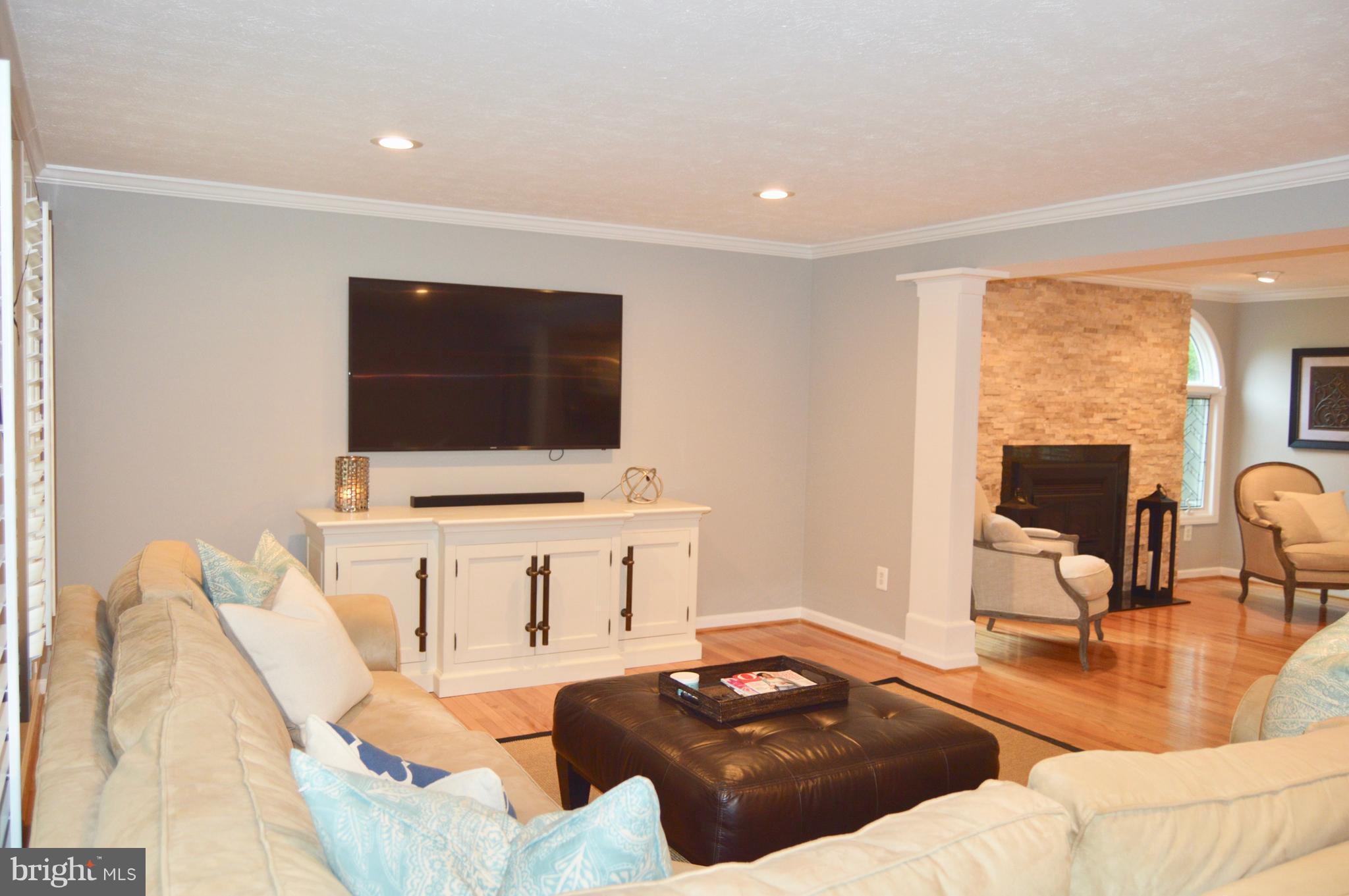 8055 Athena Street Springfield, VA 22153 - Photo 9 of 29 Gleaming Hardwoods throughout