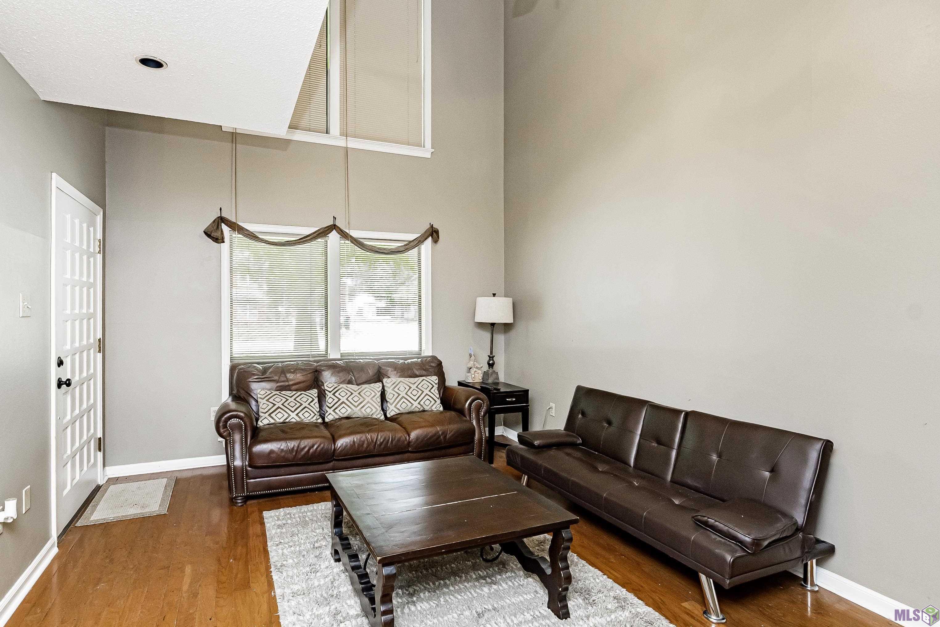 5435 Heatherstone Drive Baton Rouge, LA 70820 - Photo 3 of 19 Living Room with vaulted ceiling