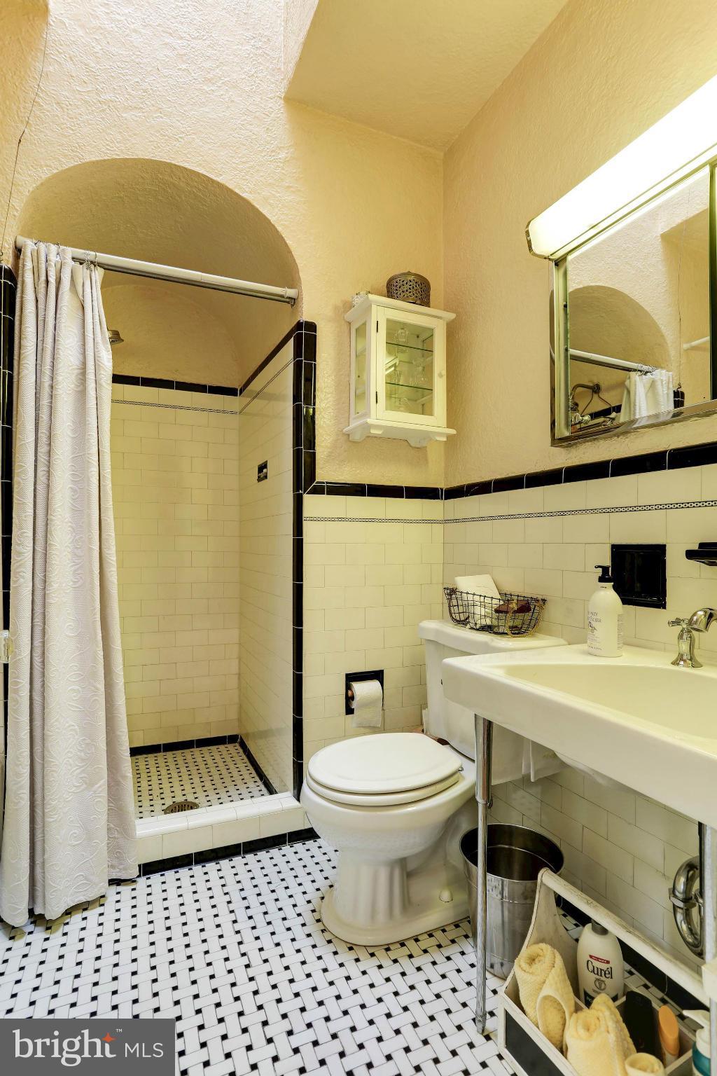 400 Hopkins Road Baltimore, MD 21212 - Photo 22 of 30 Hall bath has a tub and a separate shower