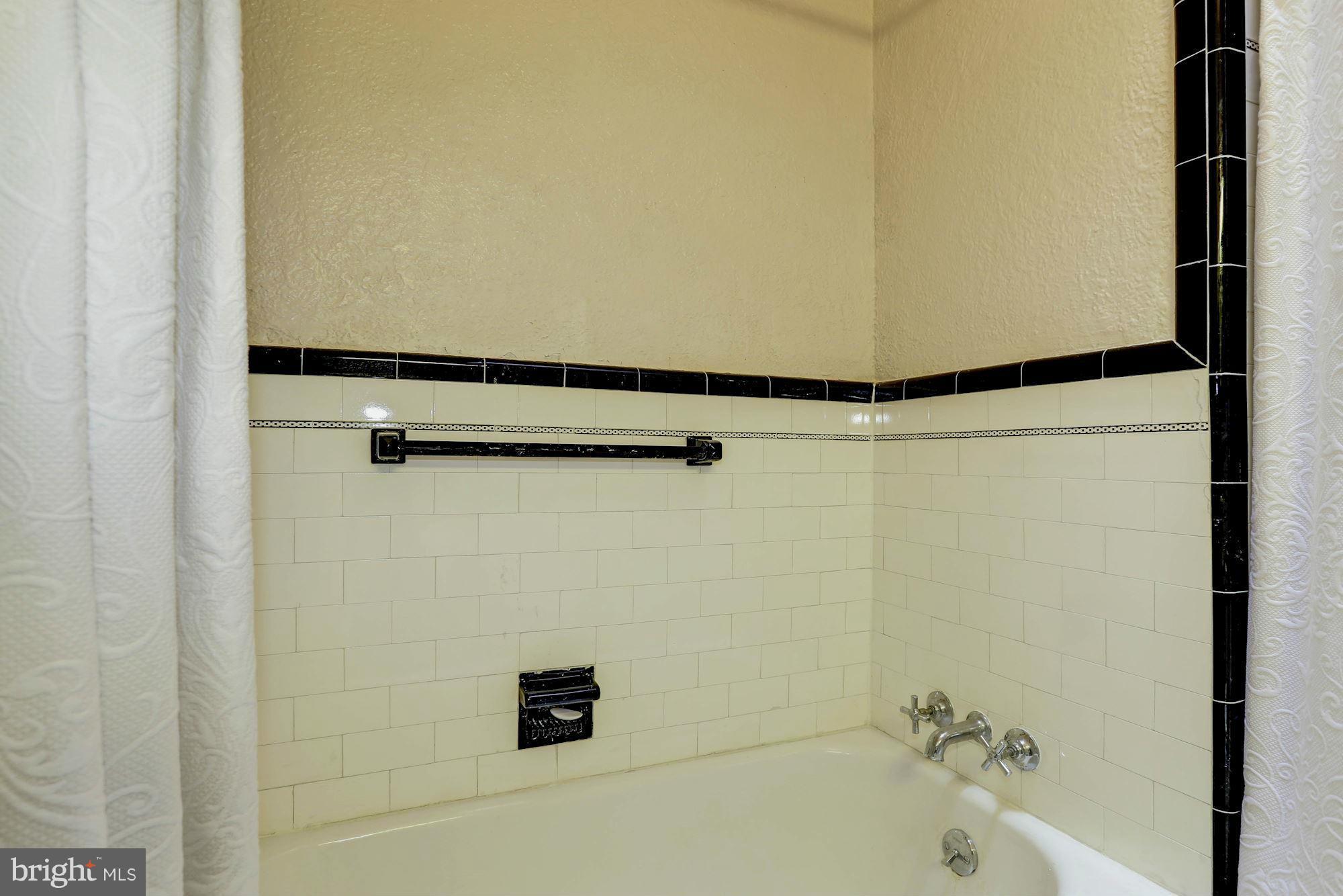 400 Hopkins Road Baltimore, MD 21212 - Photo 23 of 30 Hall bath tub.