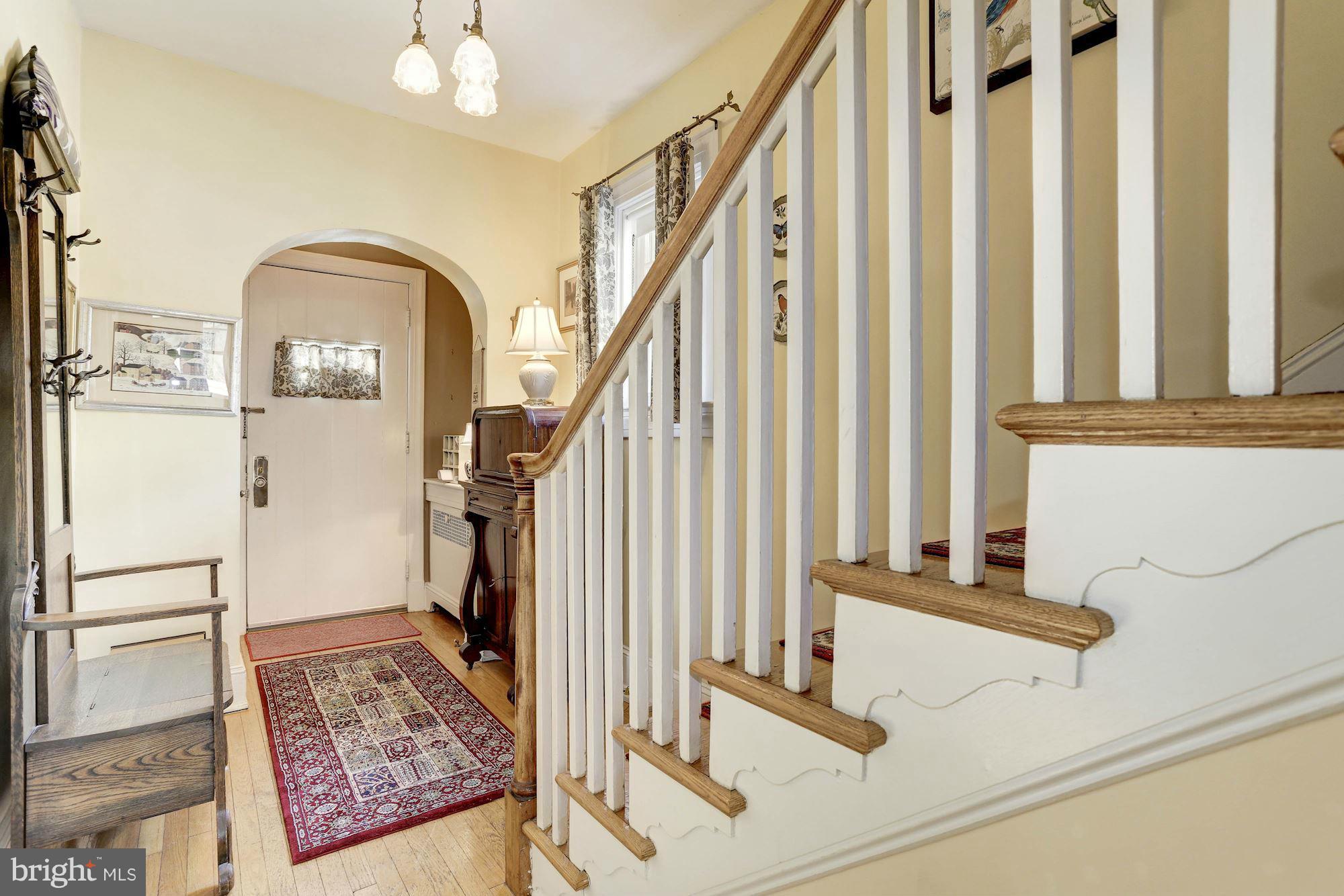 400 Hopkins Road Baltimore, MD 21212 - Photo 4 of 30 Entry foyer with archway to center hall.