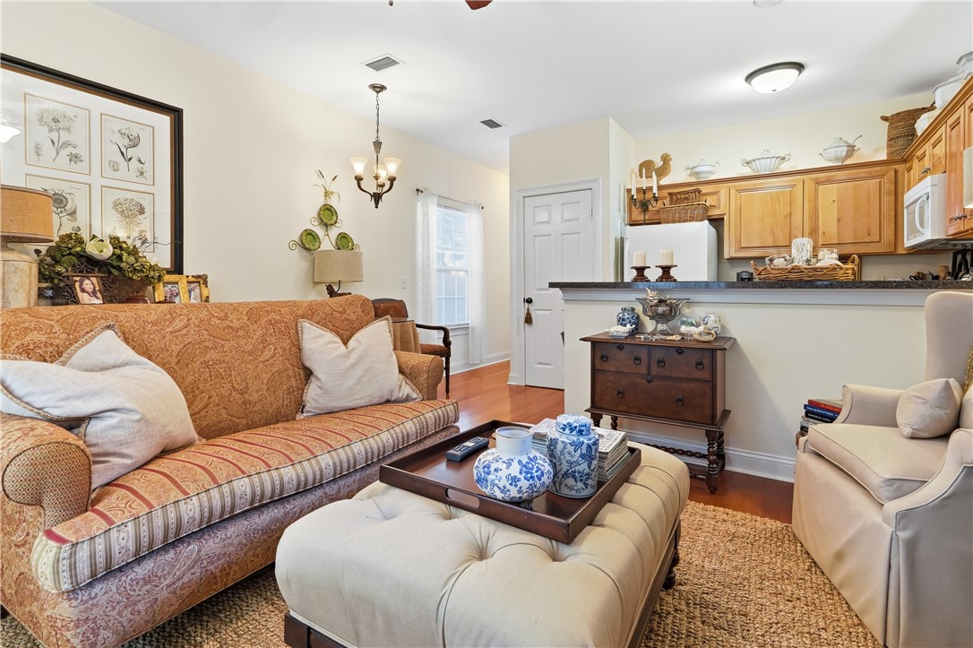 180 Palm Street St. Simons Island, GA 31522 - Photo 4 of 17 Living Room