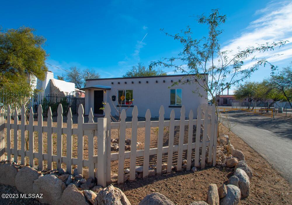 608 East Navajo Road Tucson, AZ 85705 - Photo 1 of 18 Gallery Image 1