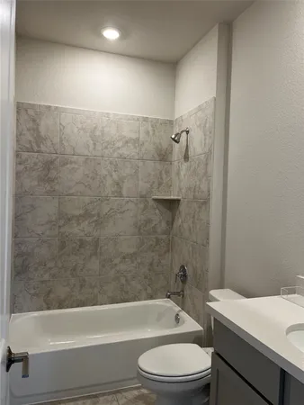 en empty room with window and ceiling fan