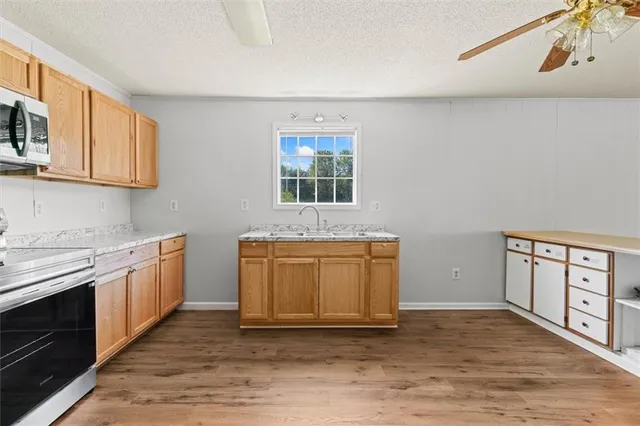 a view of backyard of the house