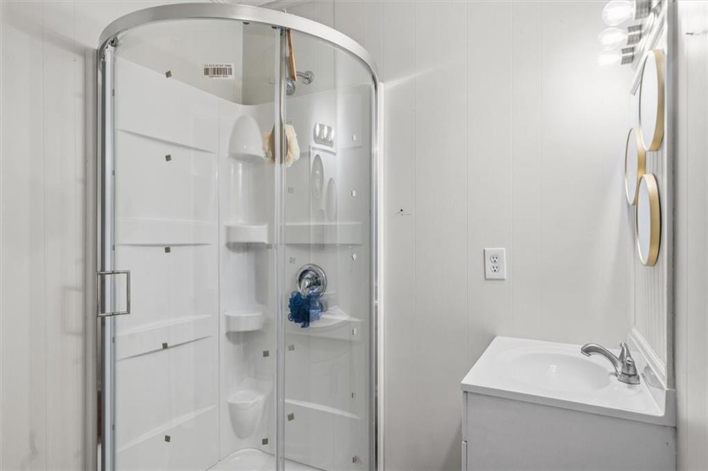 210 Hood Street Calhoun, GA 30701 - Photo 56 of 59 a bathroom with a bathtub and a sink