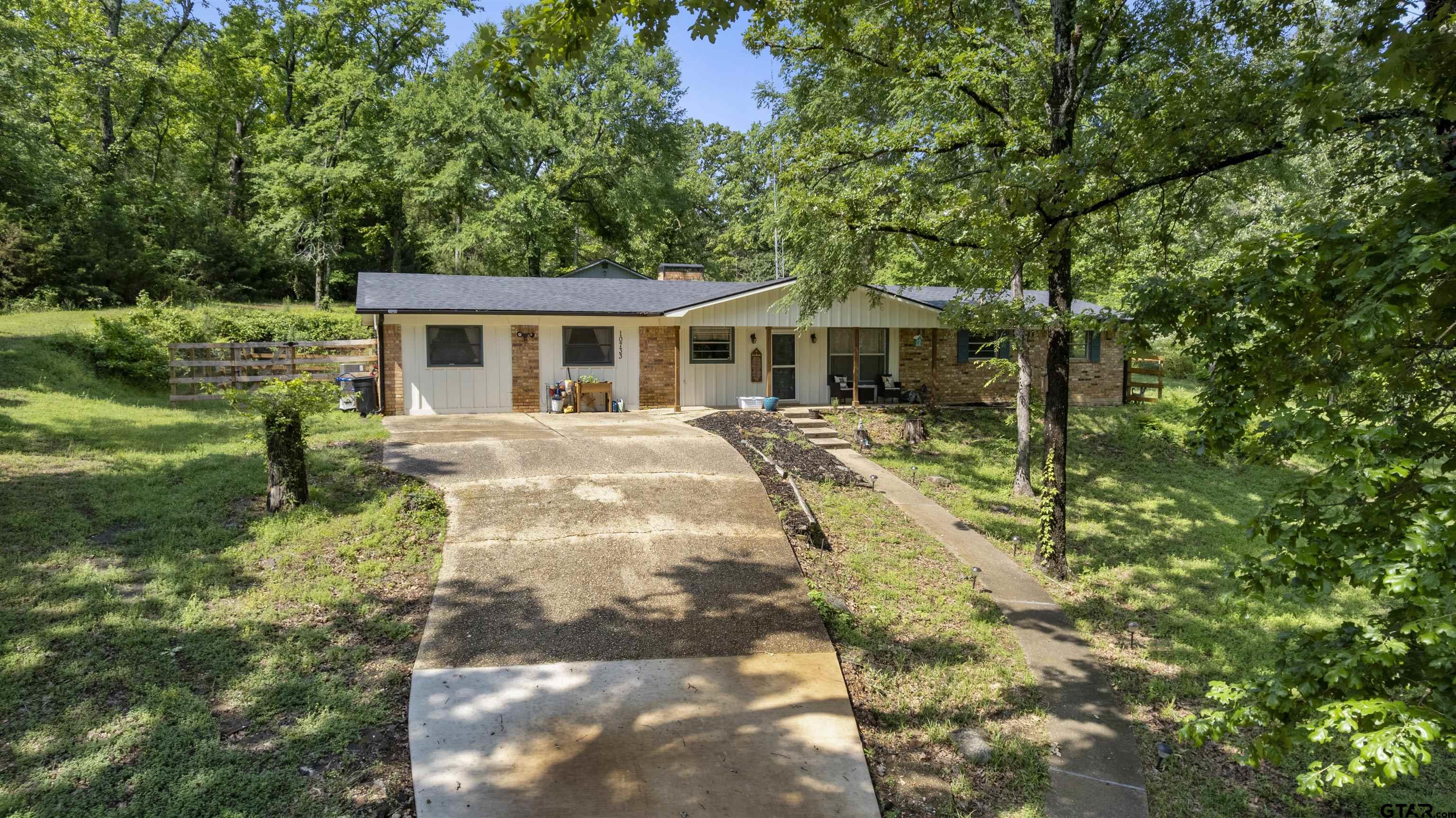 a view of a yard in front of house