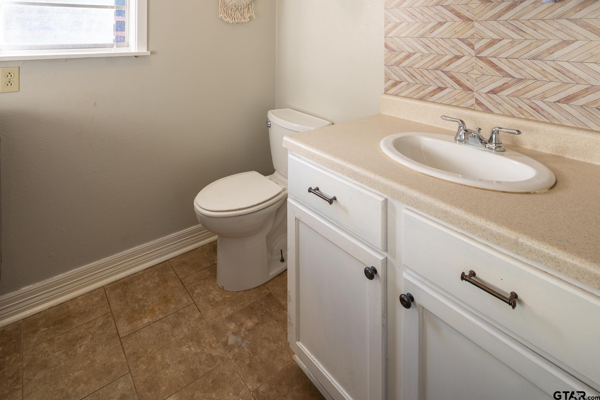 10733 County Road 4150 Tyler, TX 75704 - Photo 22 of 48 a bathroom with a sink a toilet and a mirror
