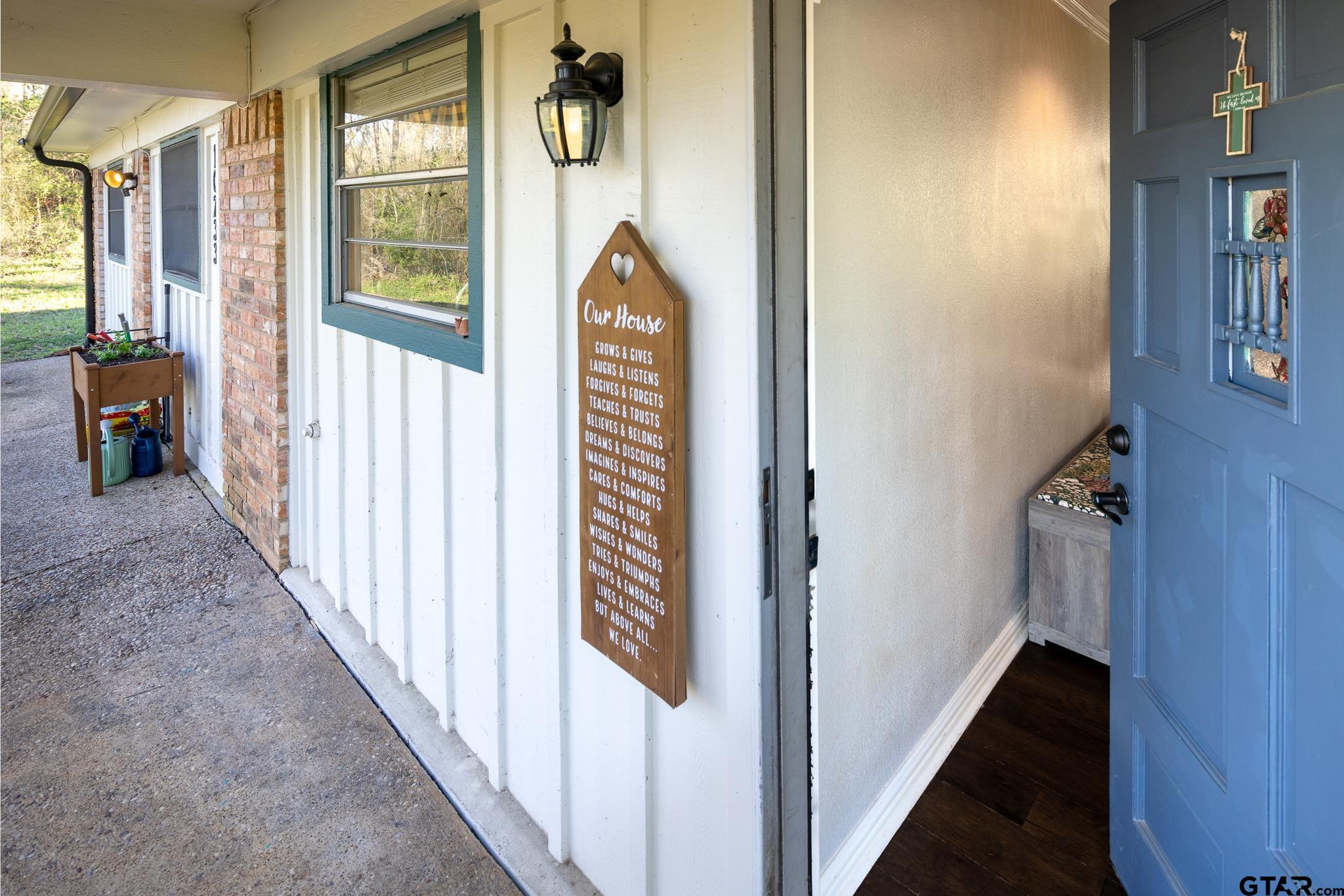 10733 County Road 4150 Tyler, TX 75704 - Photo 45 of 48 a view of a hallway with windows and entryway