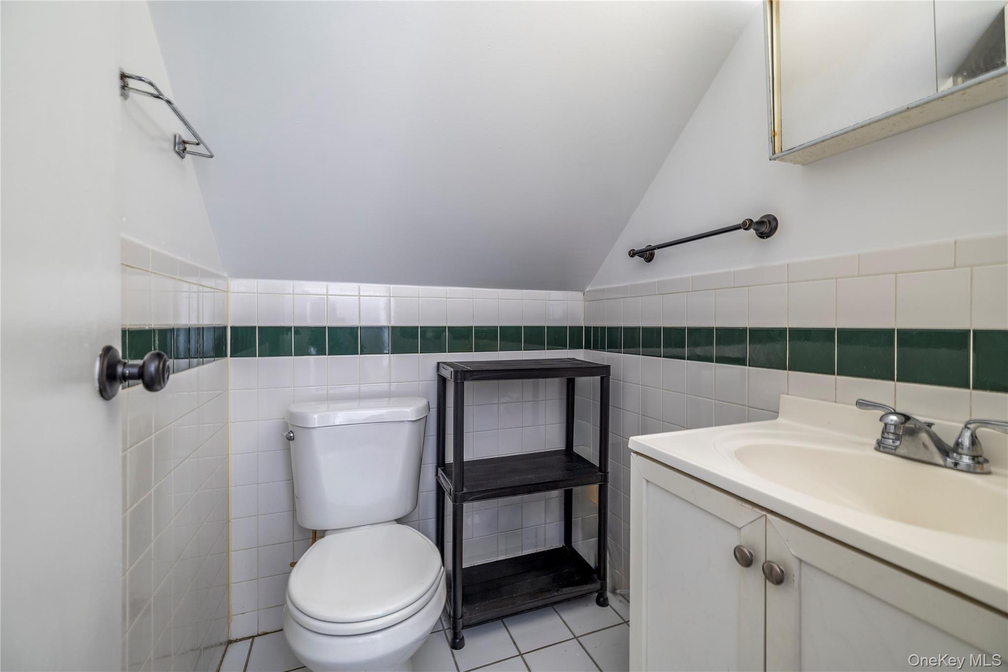 712 Nightingale Road West Hempstead, NY 11552 - Photo 14 of 23 Second floor full bathroom