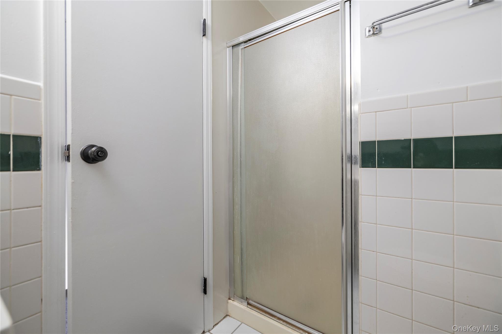 712 Nightingale Road West Hempstead, NY 11552 - Photo 15 of 23 Second floor full bathroom