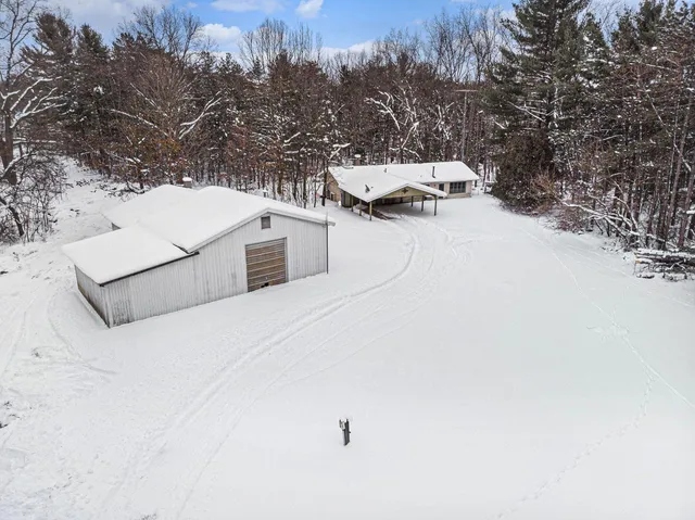 $300,000 | 57153 M-51 South, Dowagiac, MI 49047