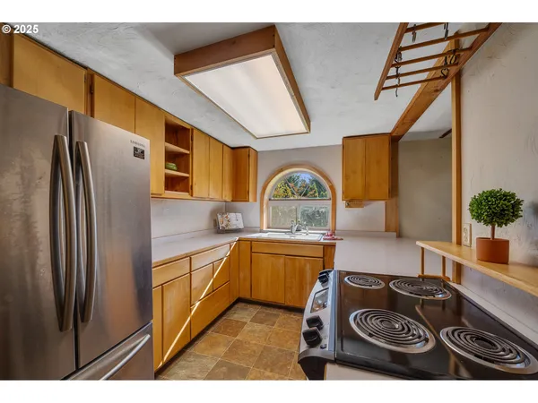 $549,000 | 11605 Highway 101 South, Tillamook, OR 97141