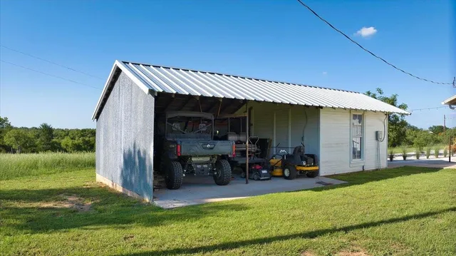 a view of a house with backyard and porch
