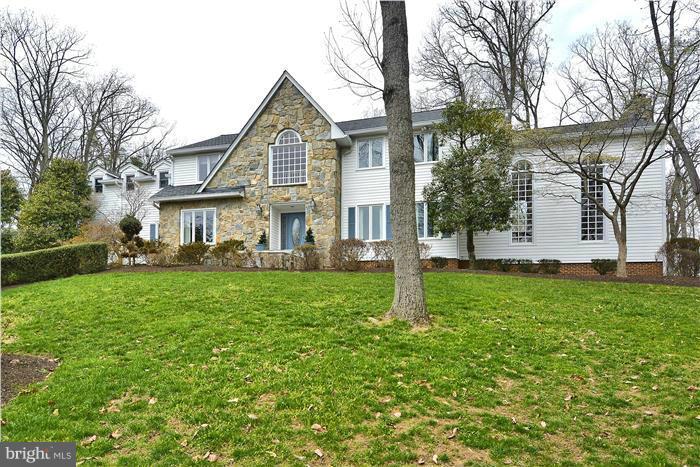 a view of a house with backyard and a tree