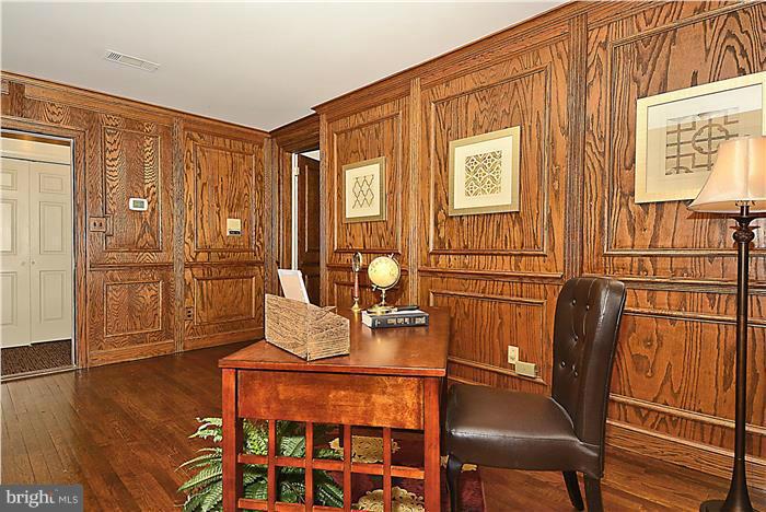 1291 Berry Place McLean, VA 22102 - Photo 13 of 30 a living room with furniture