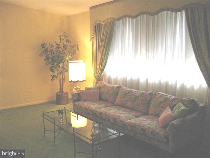 421 Rennard Street Philadelphia, PA 19116 - Photo 6 of 21 Gallery Image 6
