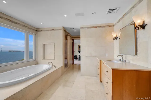 $11,800,000 | 22 Martin Court, Kings Point, NY 11024