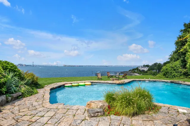$11,800,000 | 22 Martin Court, Kings Point, NY 11024