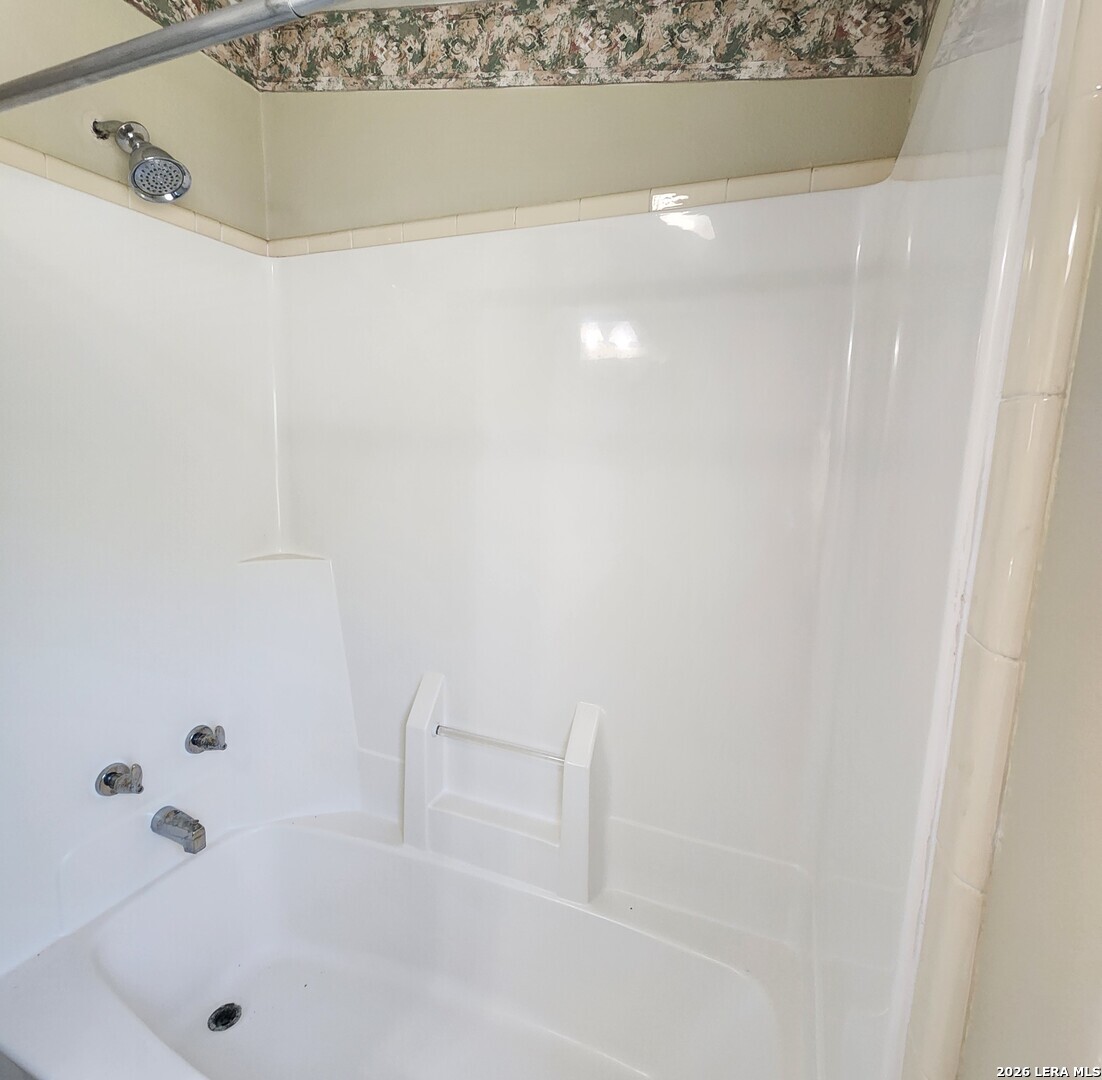 140 River Ranch Road Boerne, TX 78006 - Photo 26 of 30 a bathroom with a bathtub