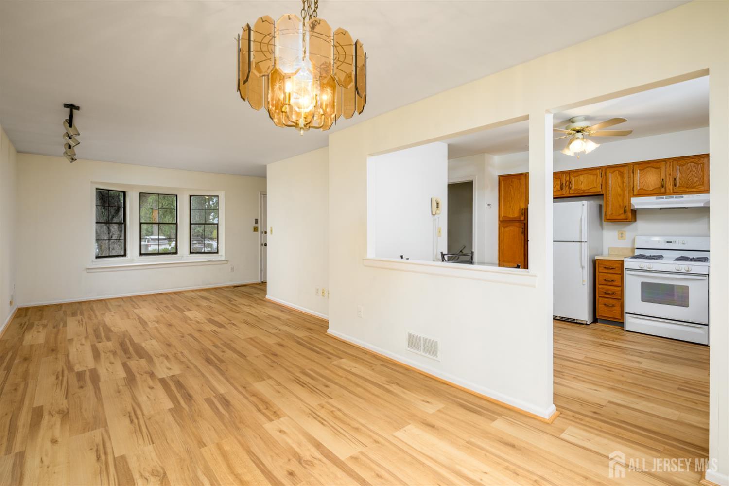 1004 Timber Oaks Road, Unit 4 Edison, NJ 08820 - Photo 4 of 34
