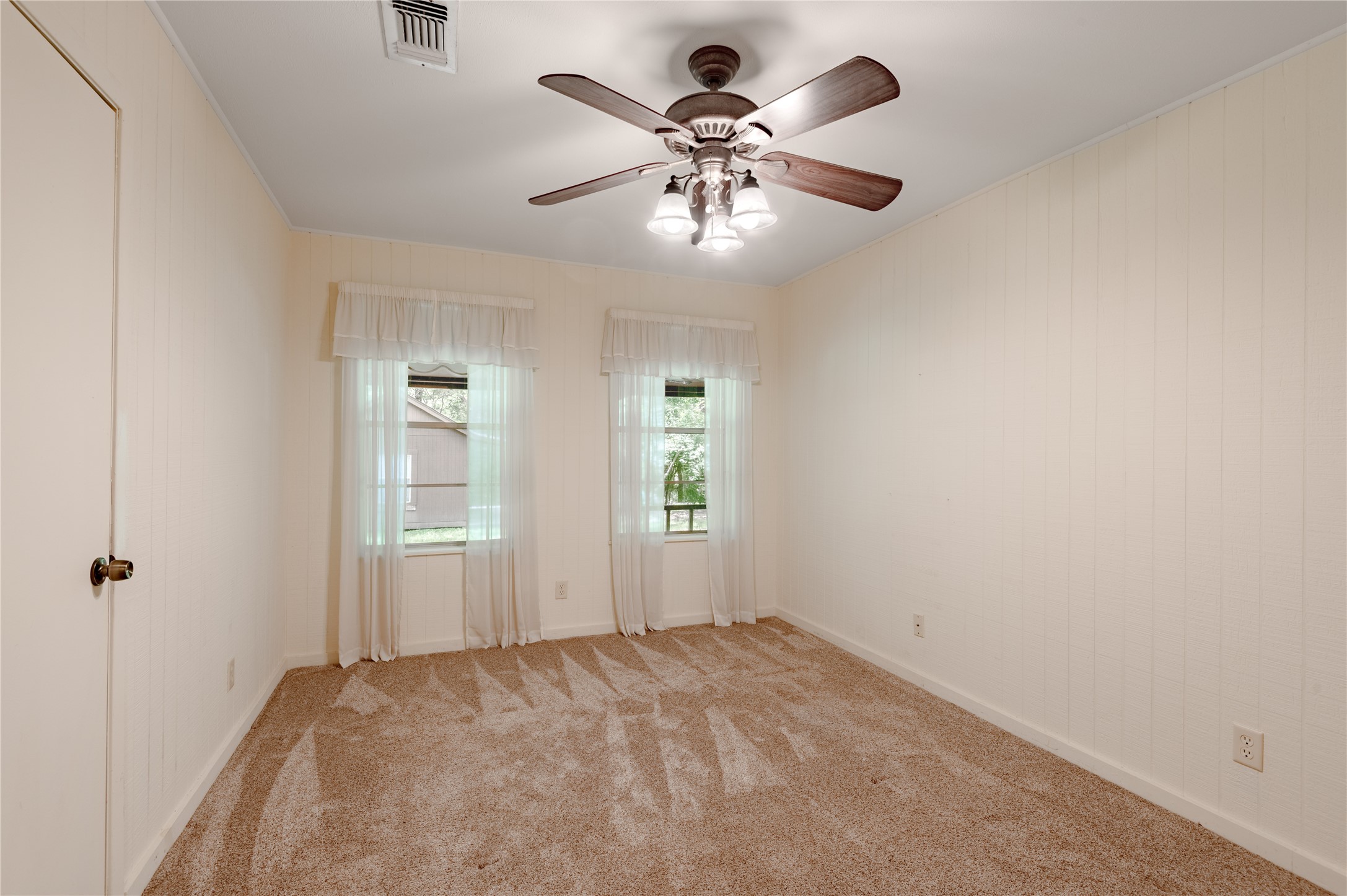 118 Pine Ridge Lane Huntsville, TX 77340 - Photo 27 of 36 Guest Bedroom