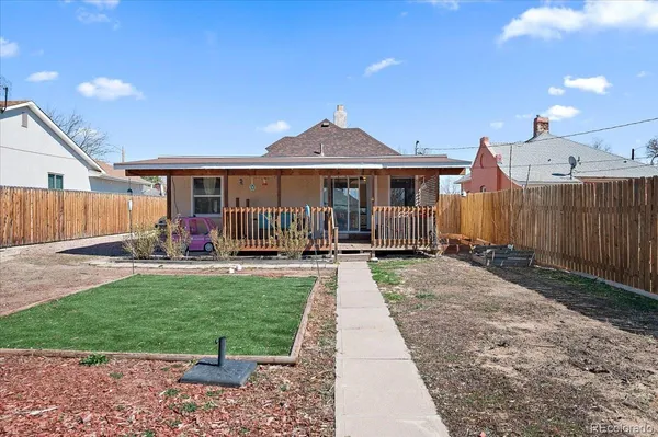 a view of a house with backyard and a garden