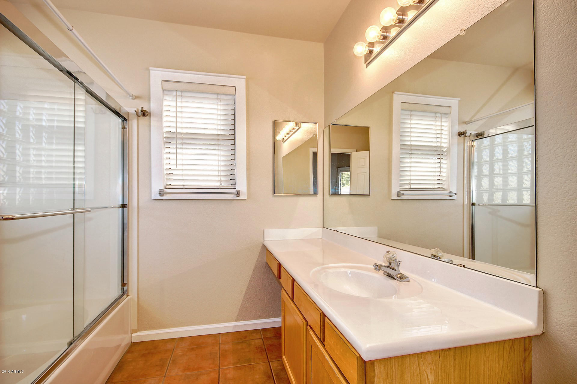 2707 North Greenfield Road Phoenix, AZ 85006 - Photo 29 of 31 master bath