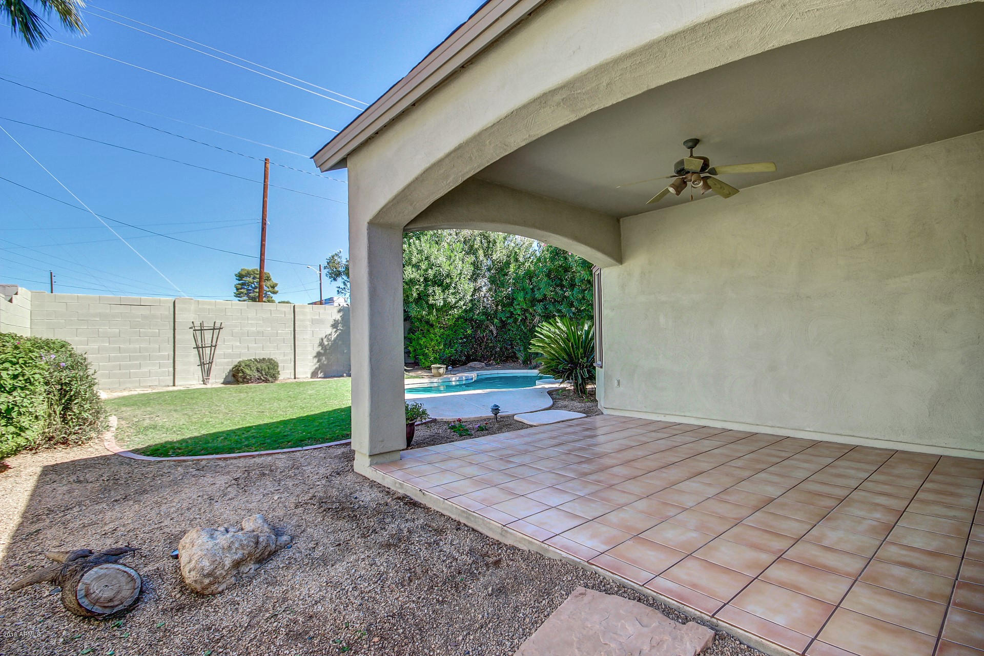 2707 North Greenfield Road Phoenix, AZ 85006 - Photo 5 of 31 tiled patio w/fan