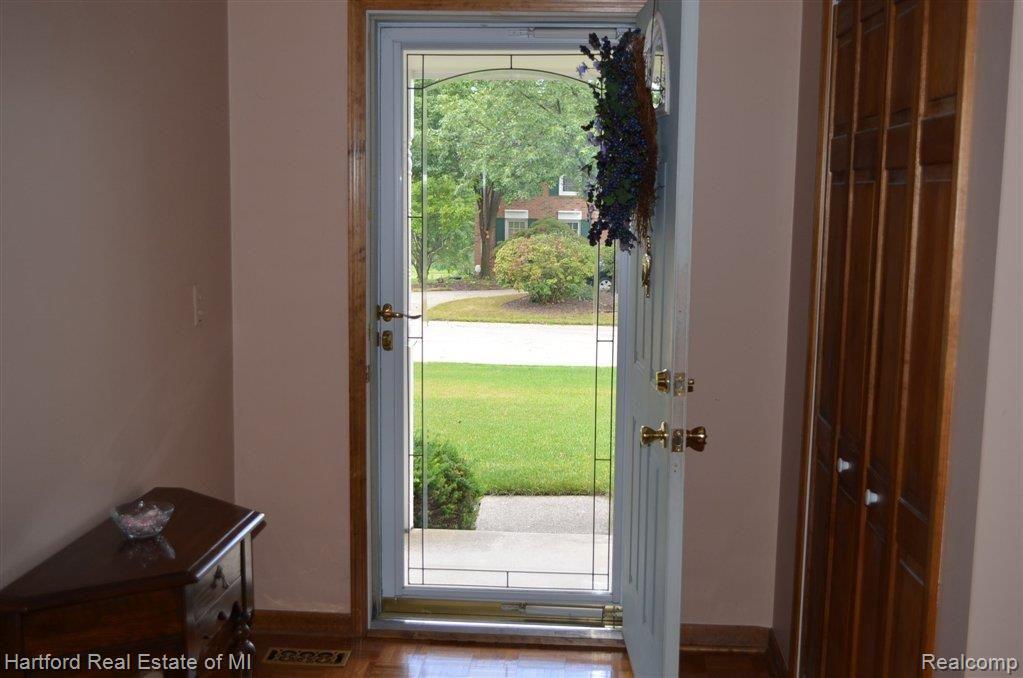 36131 Smithfield Road Farmington, MI 48335 - Photo 8 of 39 Foyer
