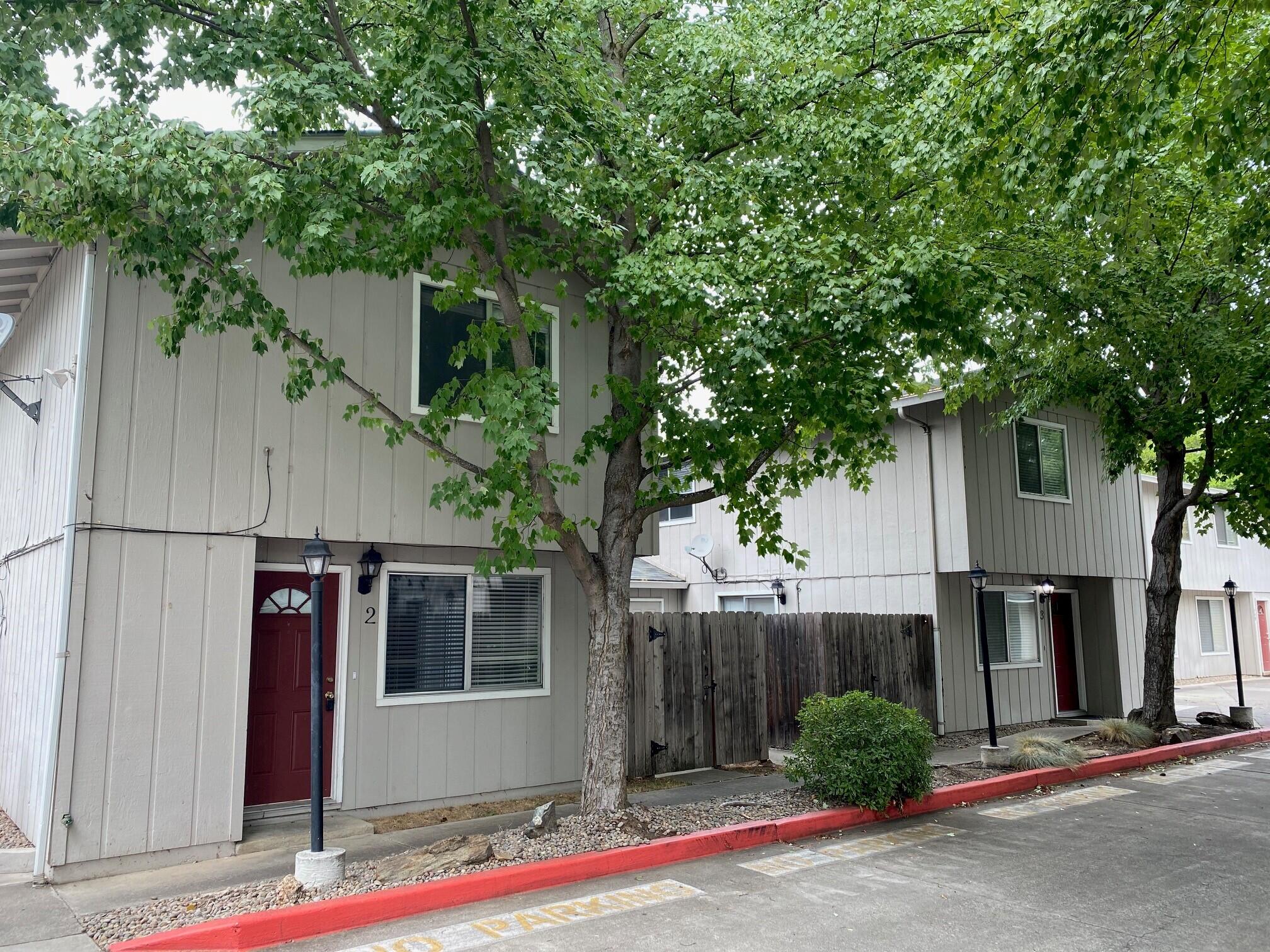 747 Spring Street Medford, OR 97504 - Photo 1 of 17 1 main pic