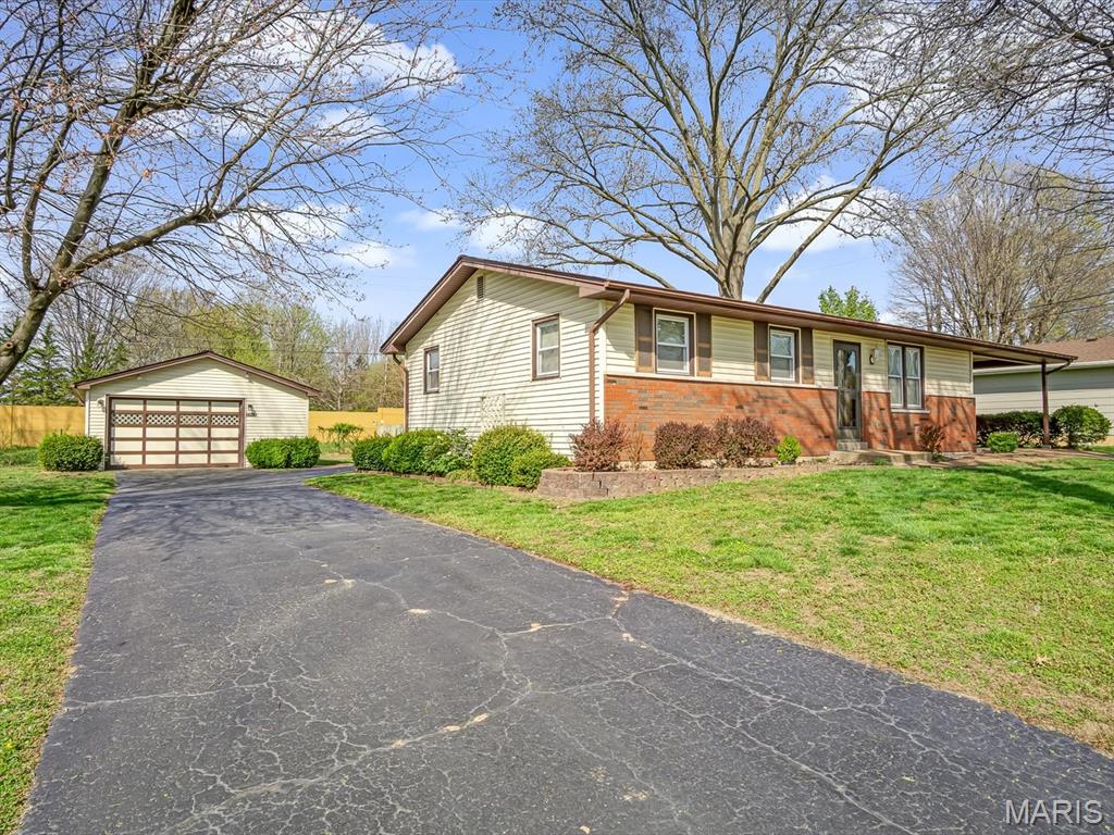 627 Mark Drive Waterloo, IL 62298 - Photo 2 of 29