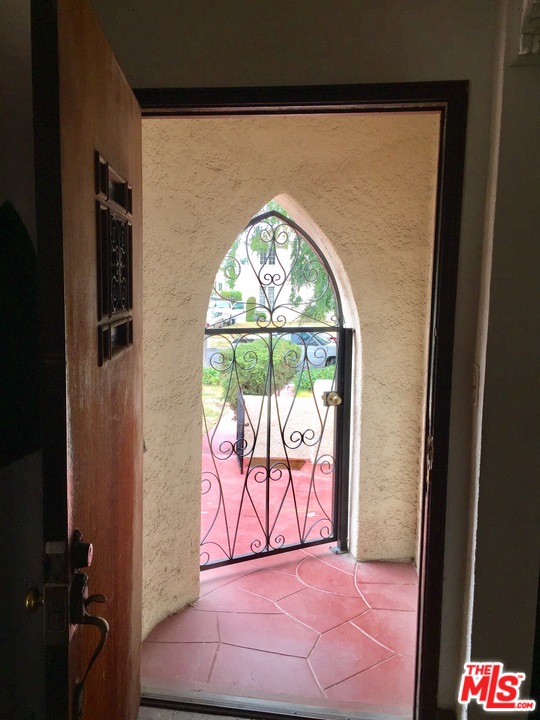 2002 Buckingham Road Los Angeles, CA 90016 - Photo 11 of 12 Gallery Image 11