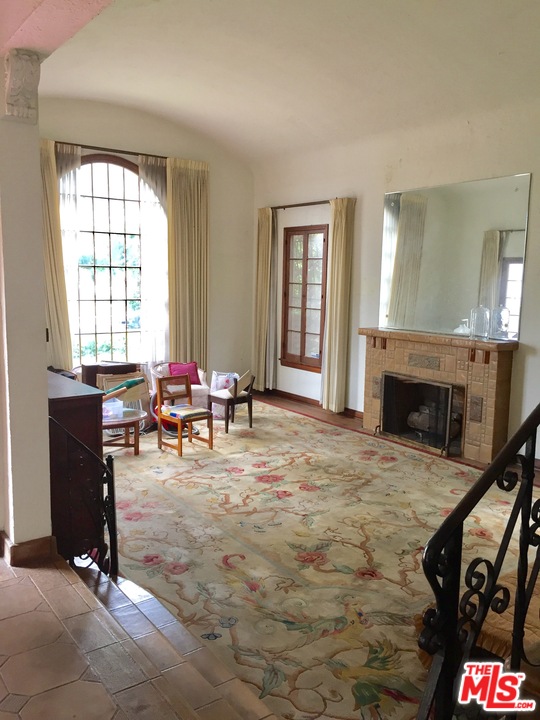 2002 Buckingham Road Los Angeles, CA 90016 - Photo 3 of 12 Gallery Image 3