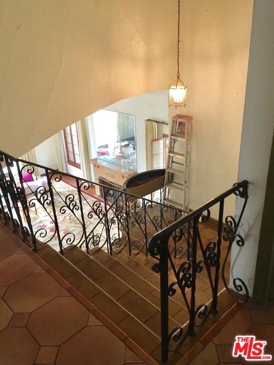 2002 Buckingham Road Los Angeles, CA 90016 - Photo 4 of 12 Gallery Image 4